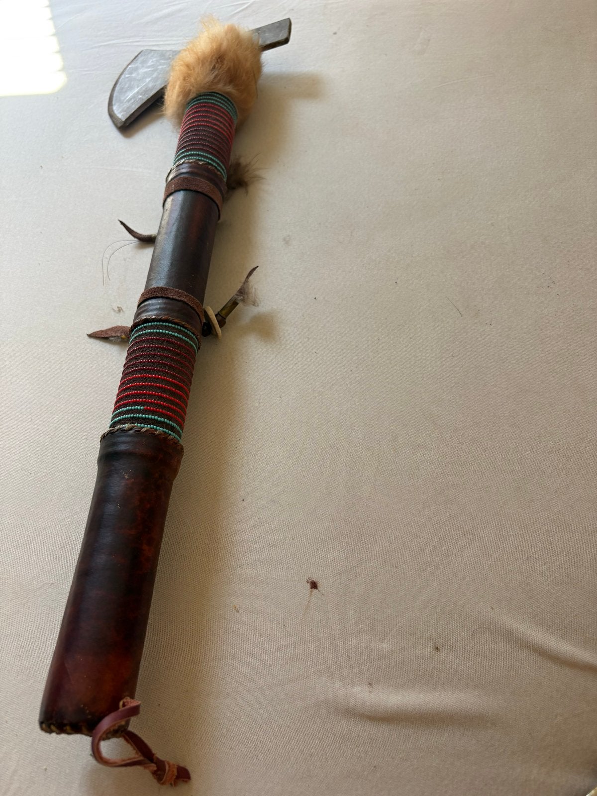 Decoratieve tomahawk met kralen en veren, Antiek en Kunst, Verzenden, Metaal, Versierd, Bruin