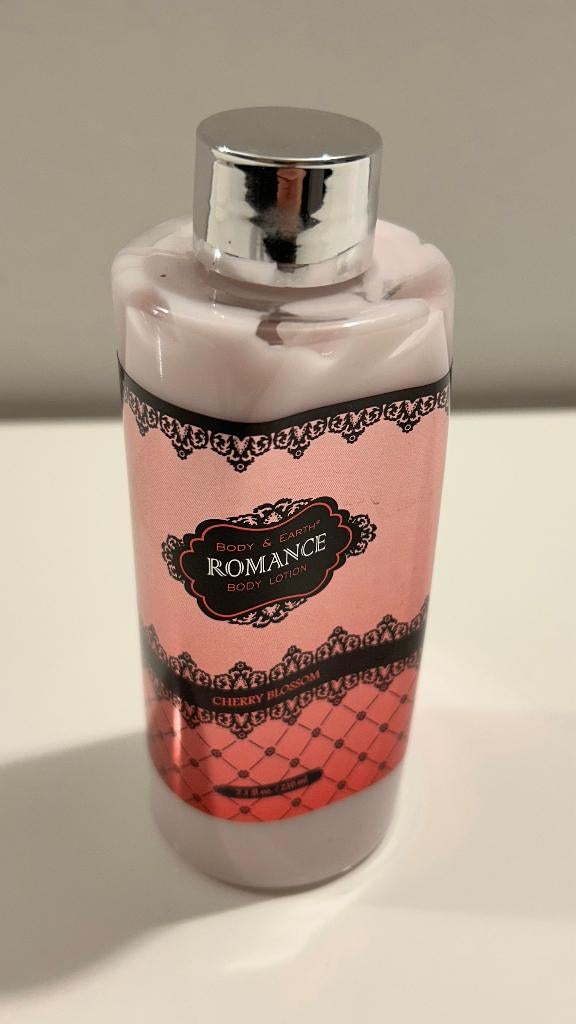 Body lotion cherry blossom 210ml, Ophalen of Verzenden, Nieuw, Bodylotion, Crème of Olie