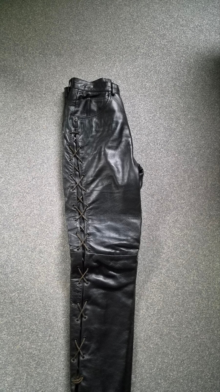 Zwarte leren broek met vetersluiting, dames maat 38-40, Maat 38/40 (M), Zwart, Ophalen of Verzenden, Onbekend