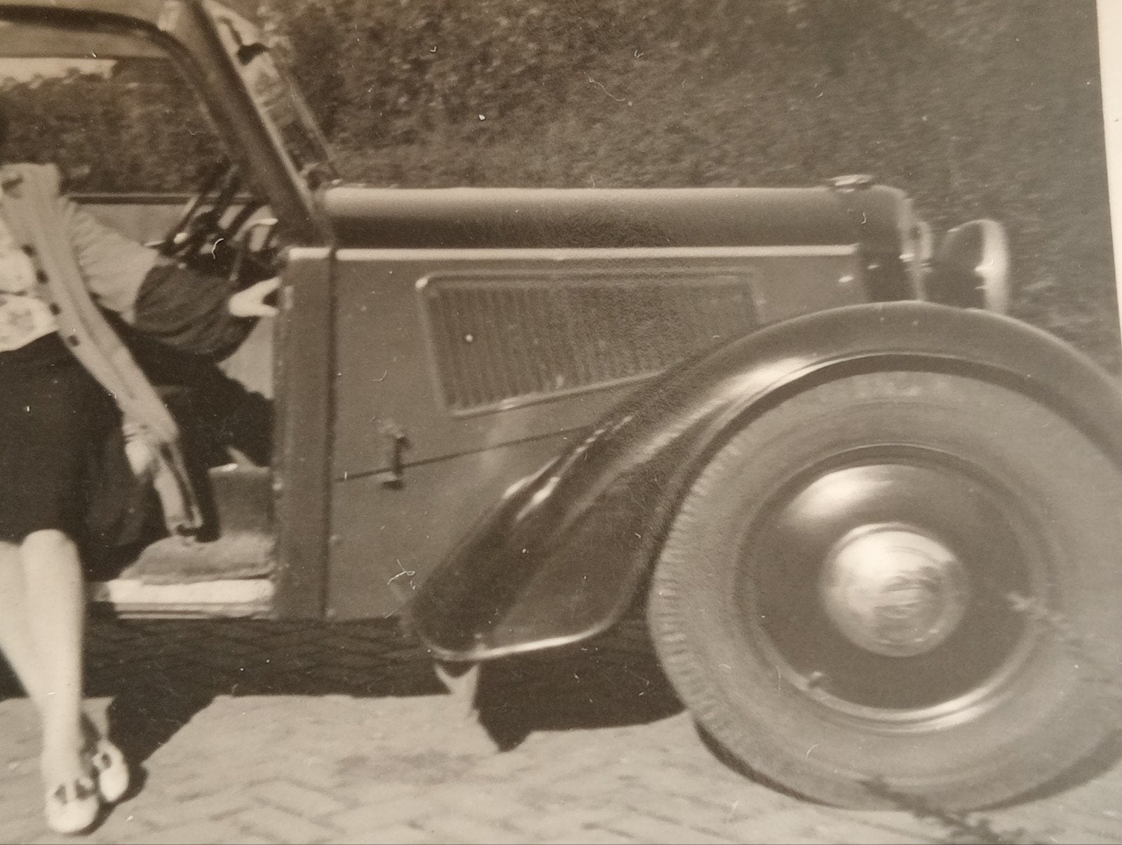 Vintage foto vrouw in een DKW auto jaren 40-50, ca. 6x9 cm, Ophalen of Verzenden, Voor 1940, Gebruikt, Overige onderwerpen