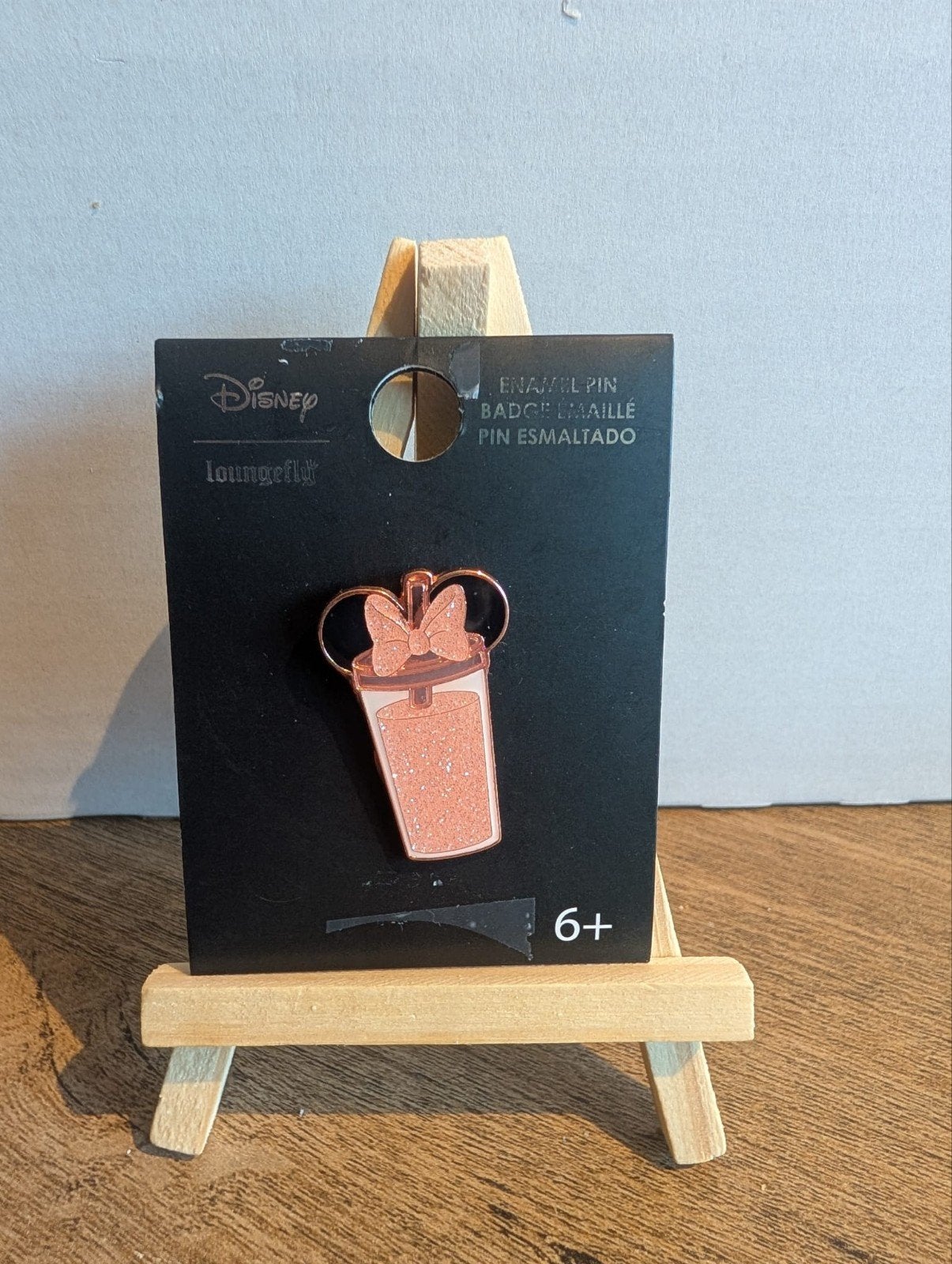 Disney Loungefly Minnie Mouse Glitter Drink Pin, Ophalen of Verzenden, Mickey Mouse, Nieuw, Overige typen
