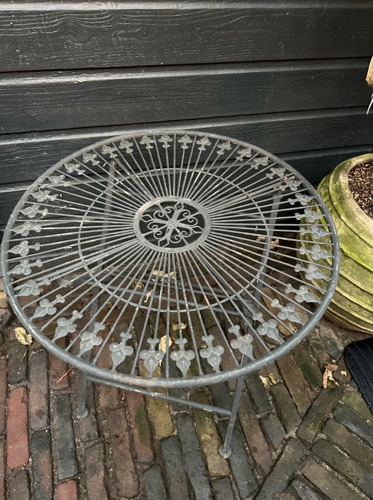 ijzeren tafeltje met ijzeren onderstel., Ophalen, 50 tot 100 cm, Rond, Tot twee personen