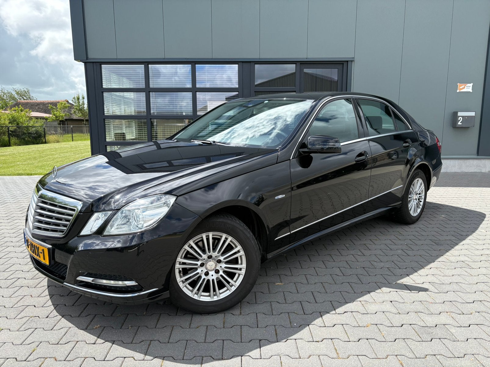 Mercedes-Benz E-Klasse E200 CGI BE Aut7 2012 Zwart, Auto's, Zwart, 4 cilinders, Parkeersensor, 1796 cc