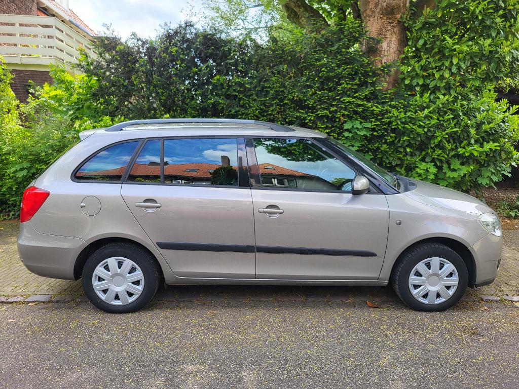 Skoda Fabia 1.4 16V 63KW Combi 2010 Beige, Auto's, Skoda, Voorwielaandrijving, 40 €/maand, 4 cilinders, Beige