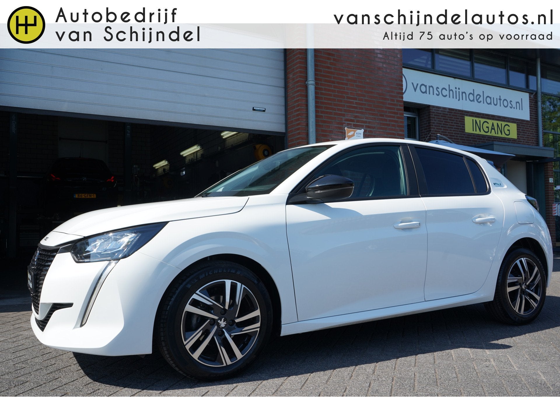Peugeot 208 1.2 PURETECH STYLE 5 DEURS NOV 2023 ANDROID-APPL, Voorwielaandrijving, Stof, Gebruikt, Zwart