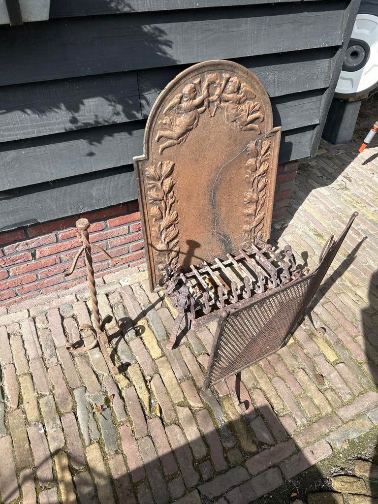 Antieke gietijzeren haardset: rooster, plaat, scherm, pook, Huis en Inrichting, Kachels, Ophalen, Gebruikt, Houtkachel, Inbouw