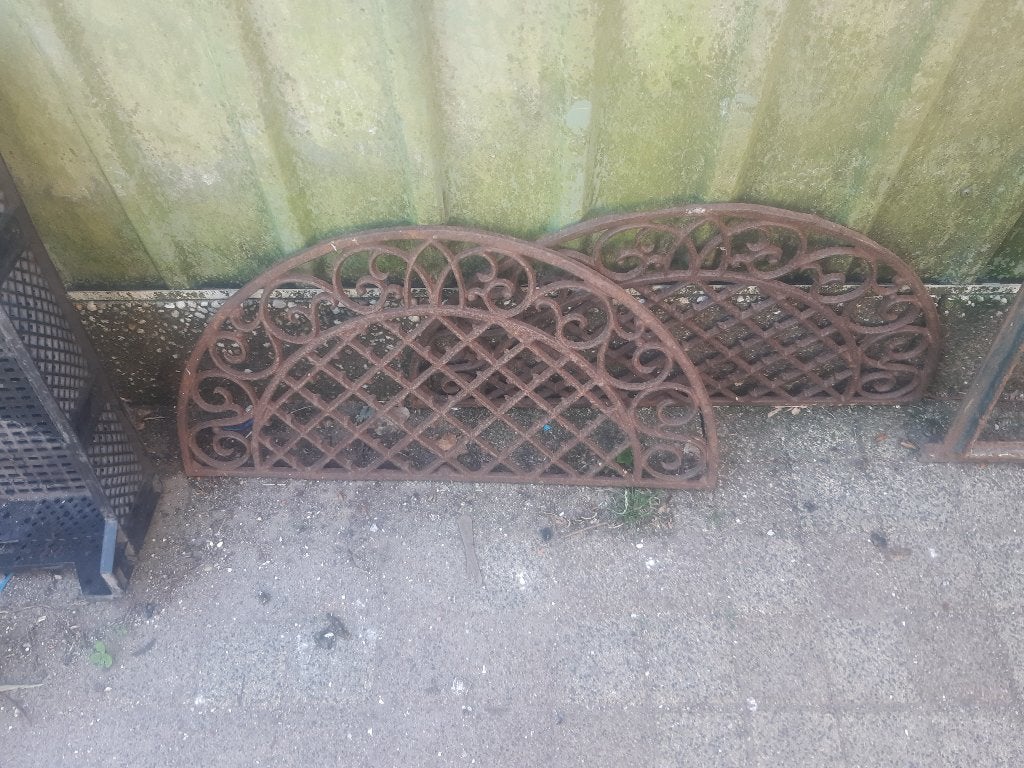 gietijzeren stalraam , deurmatten , trapspijlen en sierstuk, Ophalen, Gebruikt