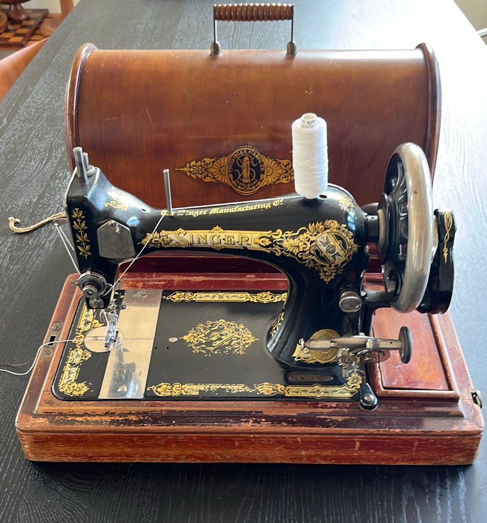 Oude Singer antieke naaimachine, Ophalen