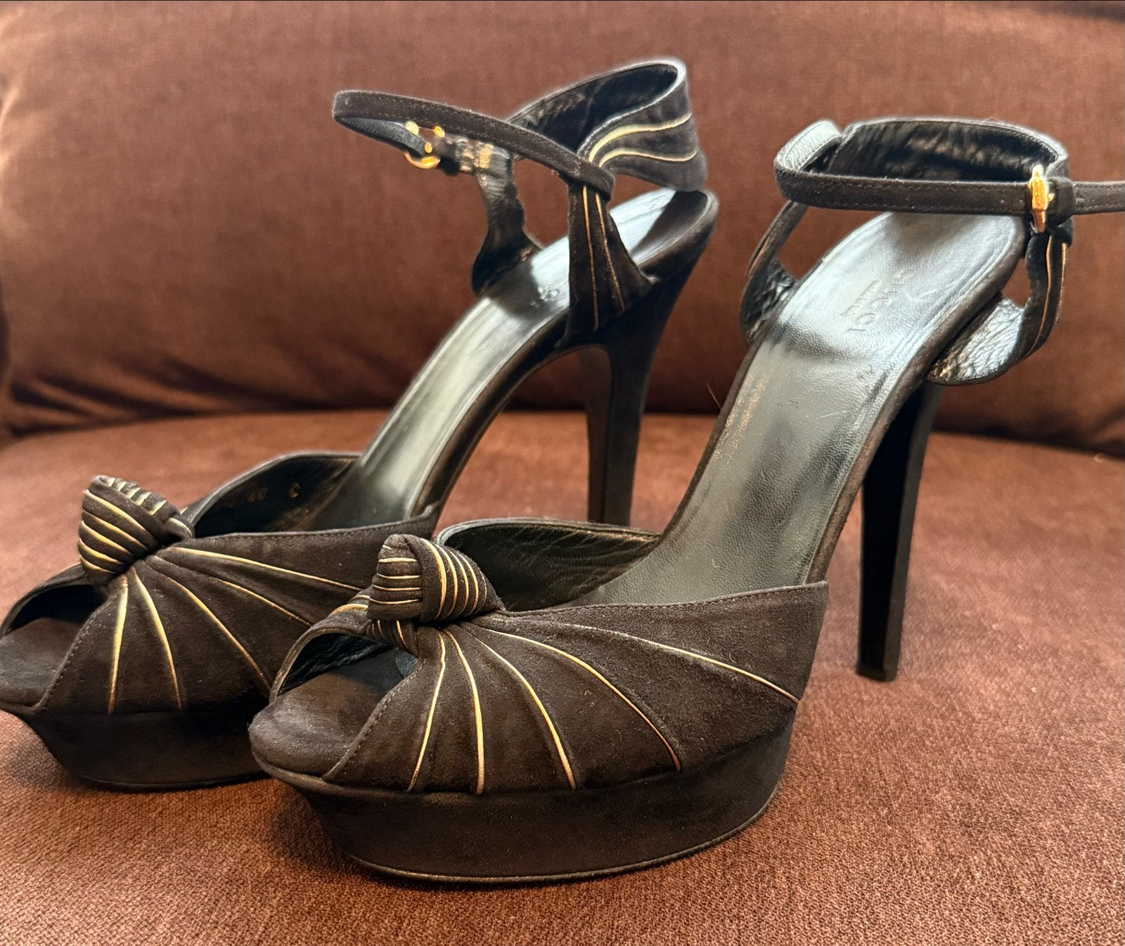 Gucci Zwarte Suède Plateau Sandalen Maat 40C, Pumps, Zwart, Ophalen of Verzenden, Zo goed als nieuw
