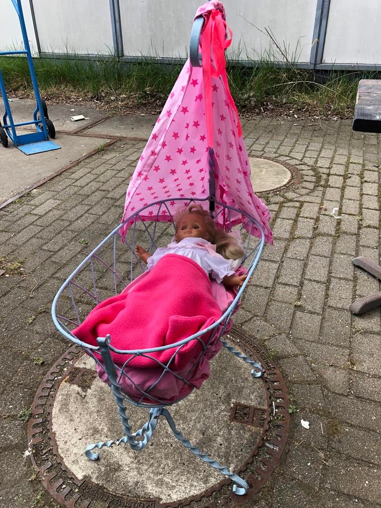 Babypop in wiegje met roze dekentje en hemeltje, Ophalen, Gebruikt, Wieg