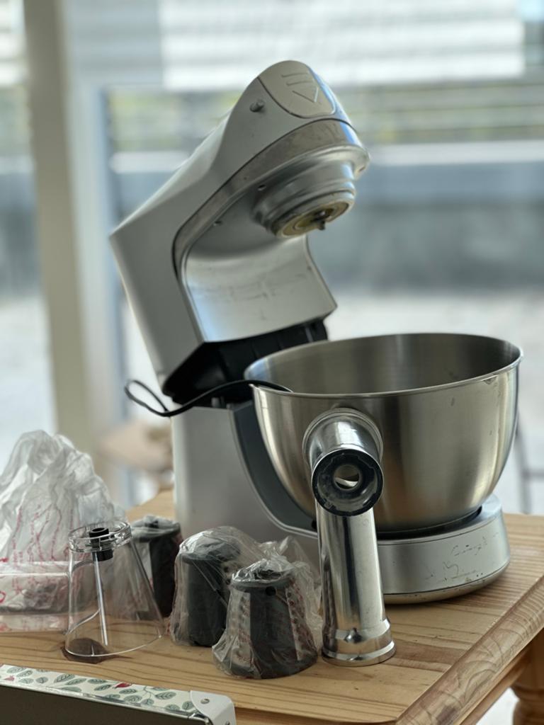 Keukenmachine met Blender en Accessoires, Witgoed en Apparatuur, Keukenmixers, 4 liter of meer, Ophalen, Gebruikt, 3 snelheden of meer