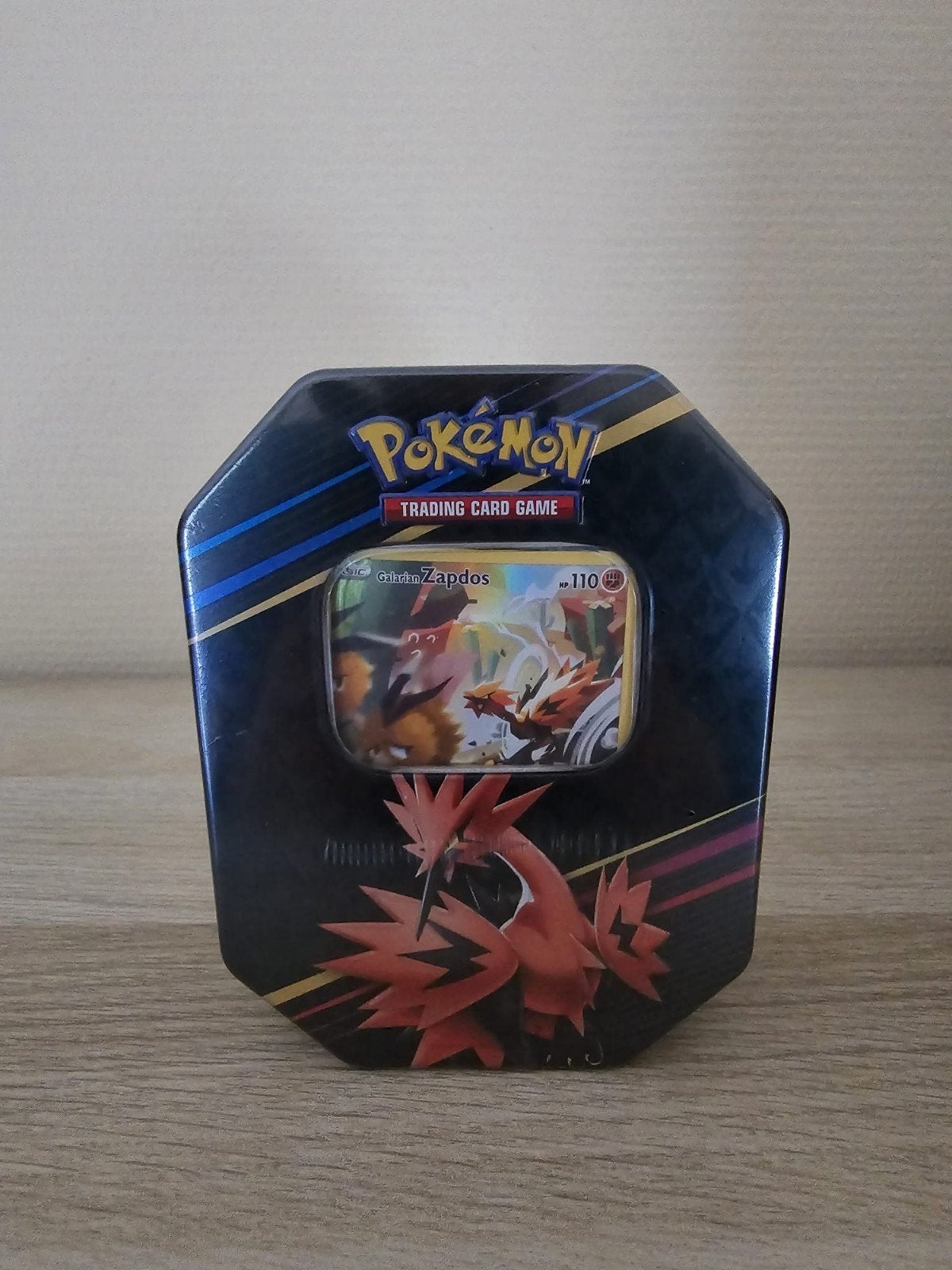 Pokémon Crown Zenith Tin (Galarian Zapdos), Hobby en Vrije tijd, Verzamelkaartspellen | Pokémon, Ophalen of Verzenden, Nieuw