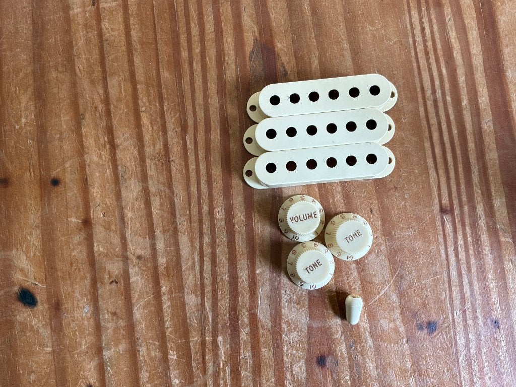 Stratocaster pick up covers en knoppen aged white, Ophalen, Nieuw, Elektrische gitaar