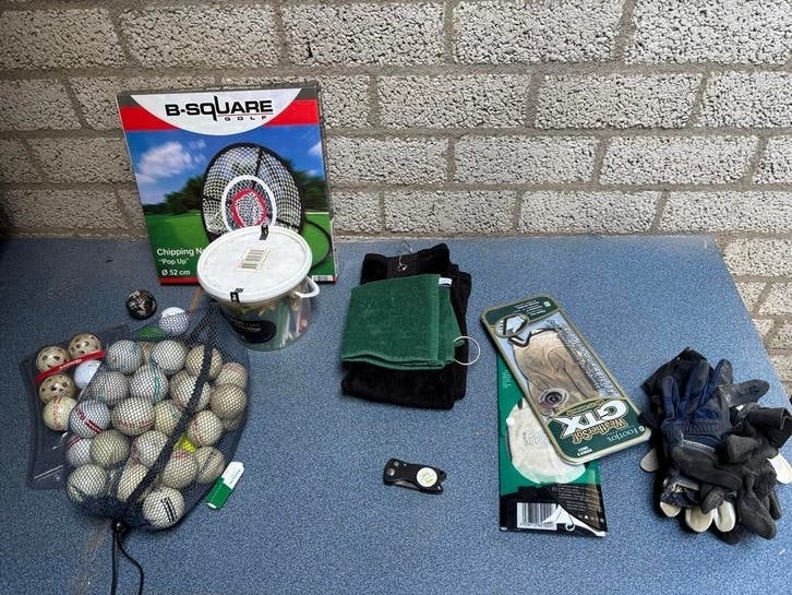 Diverse golfspullen: chipping net, ballen, handschoenen, tee, Ophalen, Gebruikt, Overige typen, Overige merken