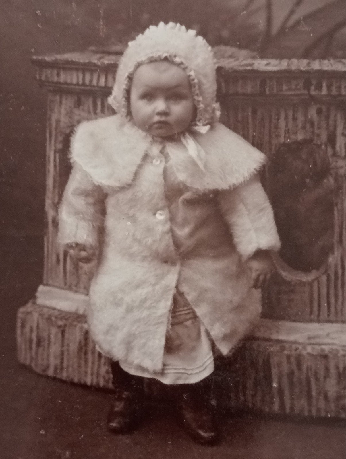 Antieke foto van baby in bontjas, Dordrecht, voor 1940, Ophalen of Verzenden, Voor 1940, Gebruikt, Kind