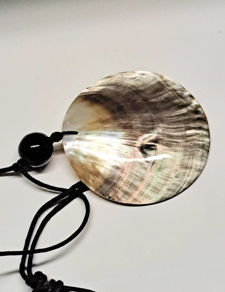 Bijzondere  parelmoer schelp met leren ketting , handgemaakt, Sieraden, Tassen en Uiterlijk, Met hanger, Beige, Nieuw, Ophalen of Verzenden