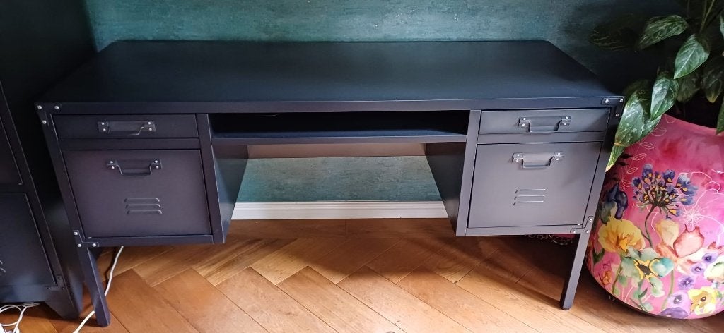 Metaal zwart bureau, Ophalen, Zwart, Gebruikt, 150 cm