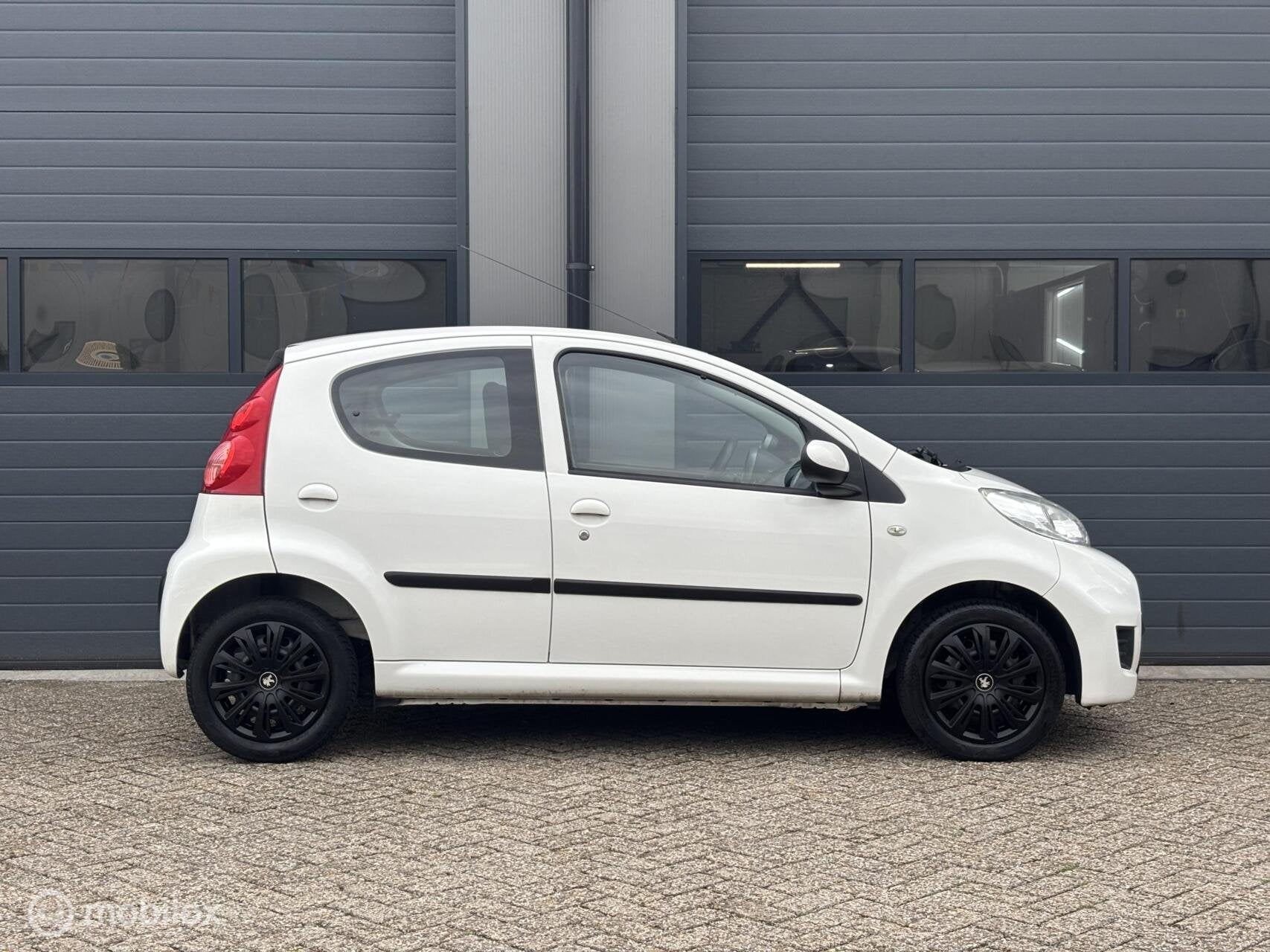 Peugeot 107 1.0-12V XS 5Drs Uitvoering, Auto's, Peugeot, Voorwielaandrijving, Euro 5, 4 stoelen, Origineel Nederlands