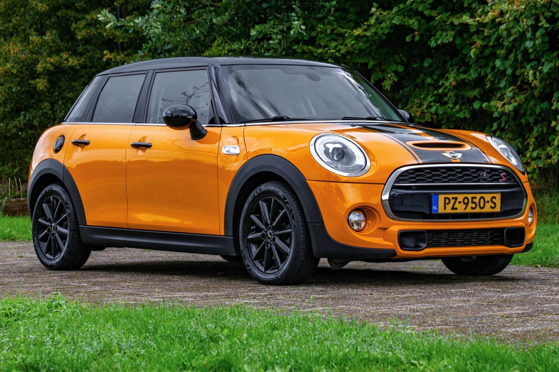Mini Mini 2.0 Cooper S Chili Serious Business Automaat +NAP, Auto's, Gebruikt, Leder en Stof, Origineel Nederlands, Bedrijf