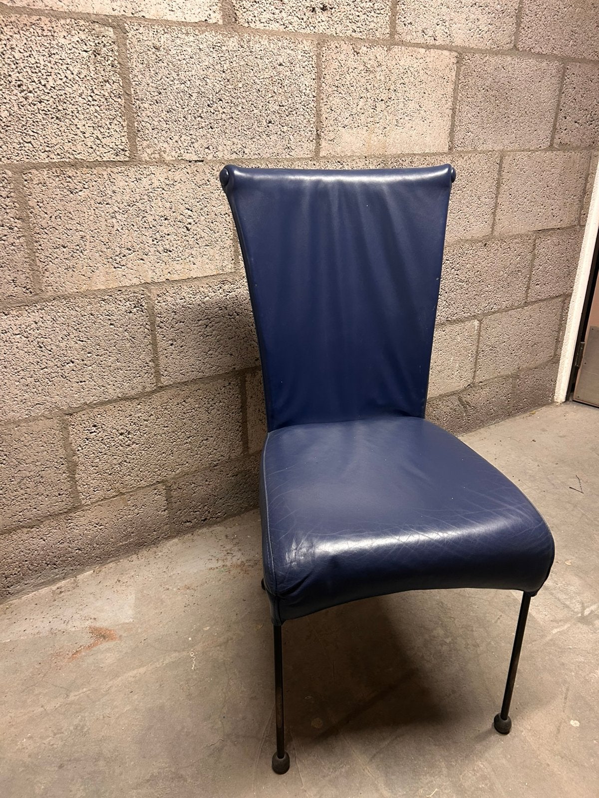 GRATIS - 4 leren eetkamerstoelen (3x blauw en 1x rood), Ophalen, Gebruikt, Blauw, Leer