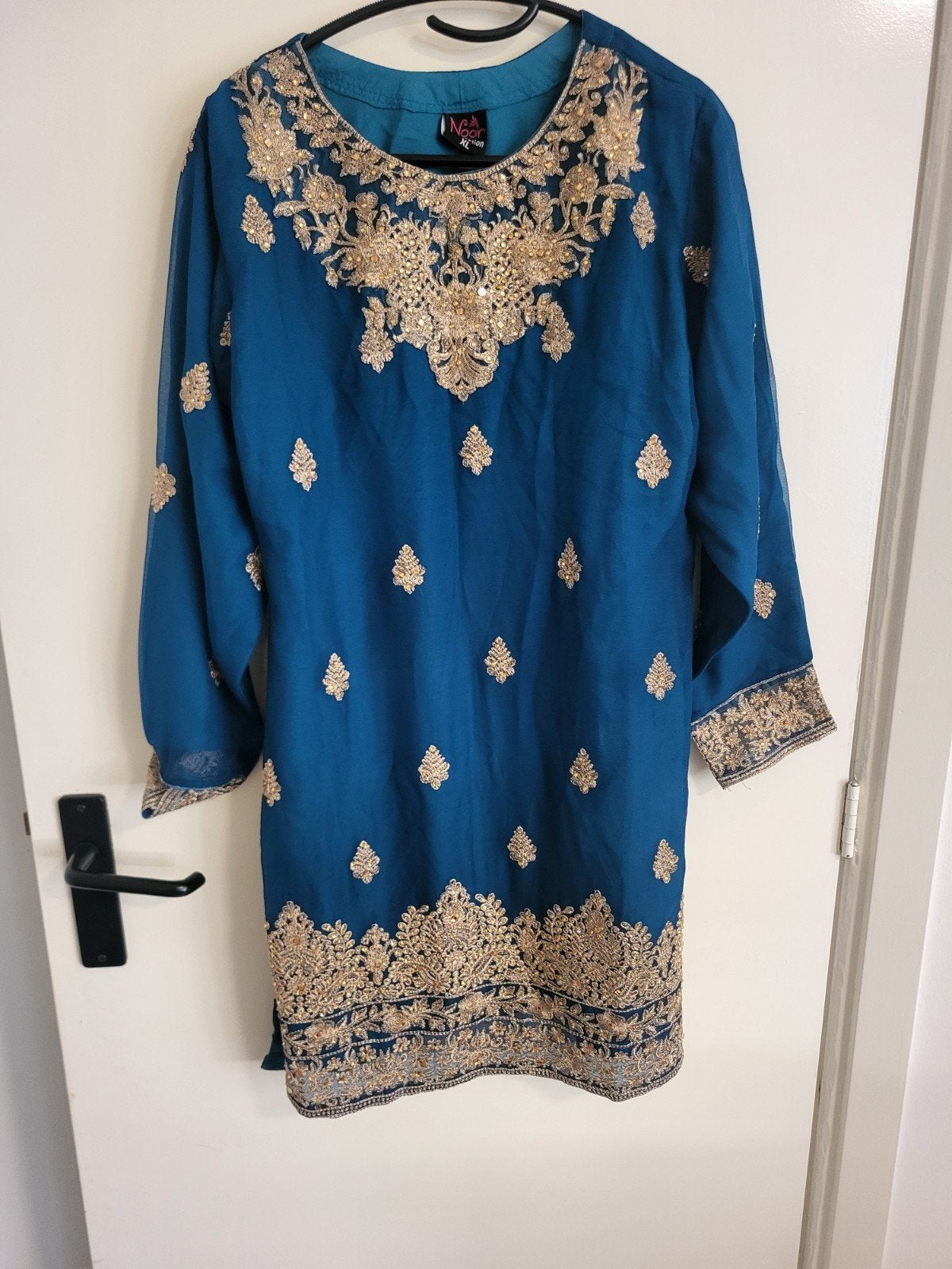 Prachtige Indiase/Pakistaanse jurk met gouden borduursels, Maat 38/40 (M), Blauw, Ophalen of Verzenden, Onder de knie