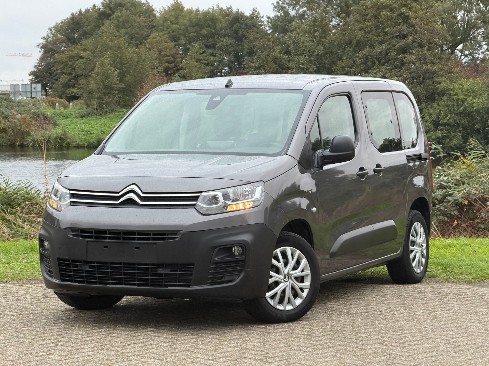 Citroen BERLINGO 1.2 PureTech Feel - Gris Platinium - Naviga, Voorwielaandrijving, Stof, Gebruikt, 1199 cc