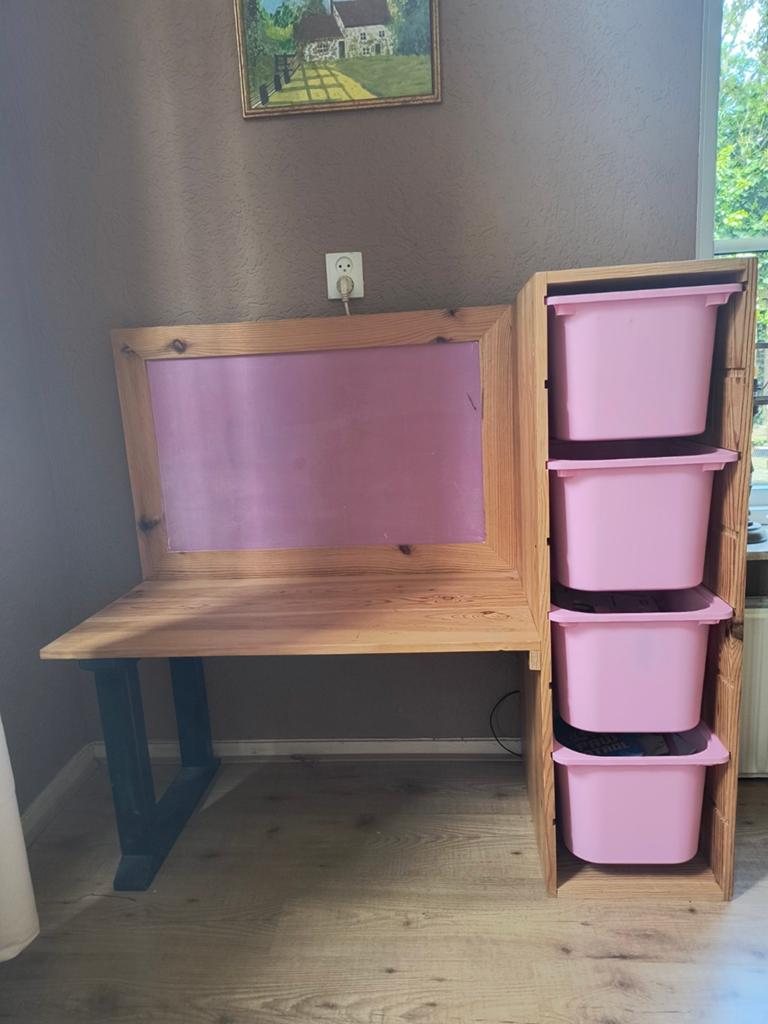 Kinderbureau hout met krijtbord en 4 roze IKEA Trofastbakken, Ophalen, Gebruikt, Tafel(s)