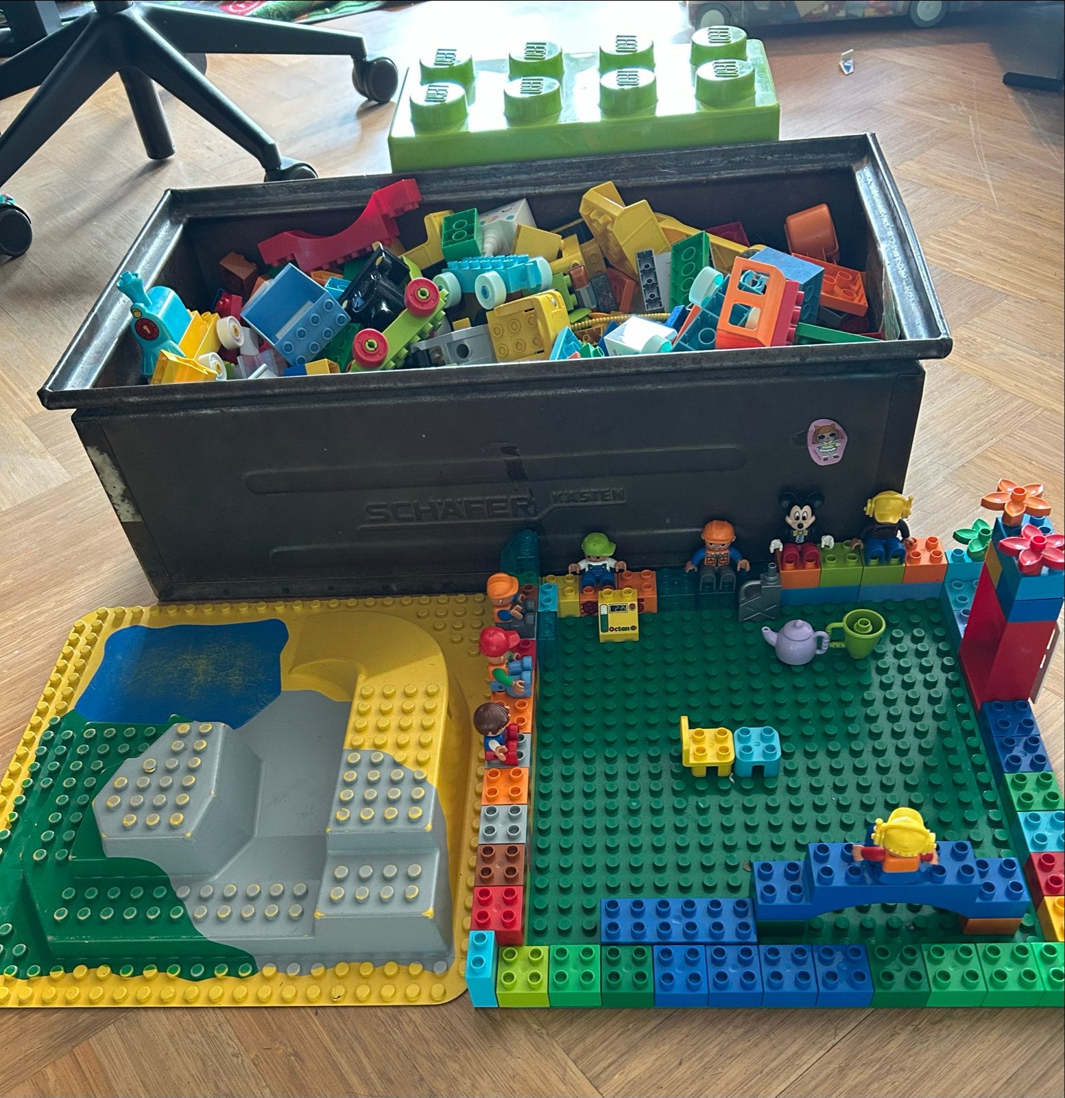 Grote partij LEGO Duplo met grondplaten en figuren, Ophalen, Inclusief minifiguren, Gebruikt, Overige thema's