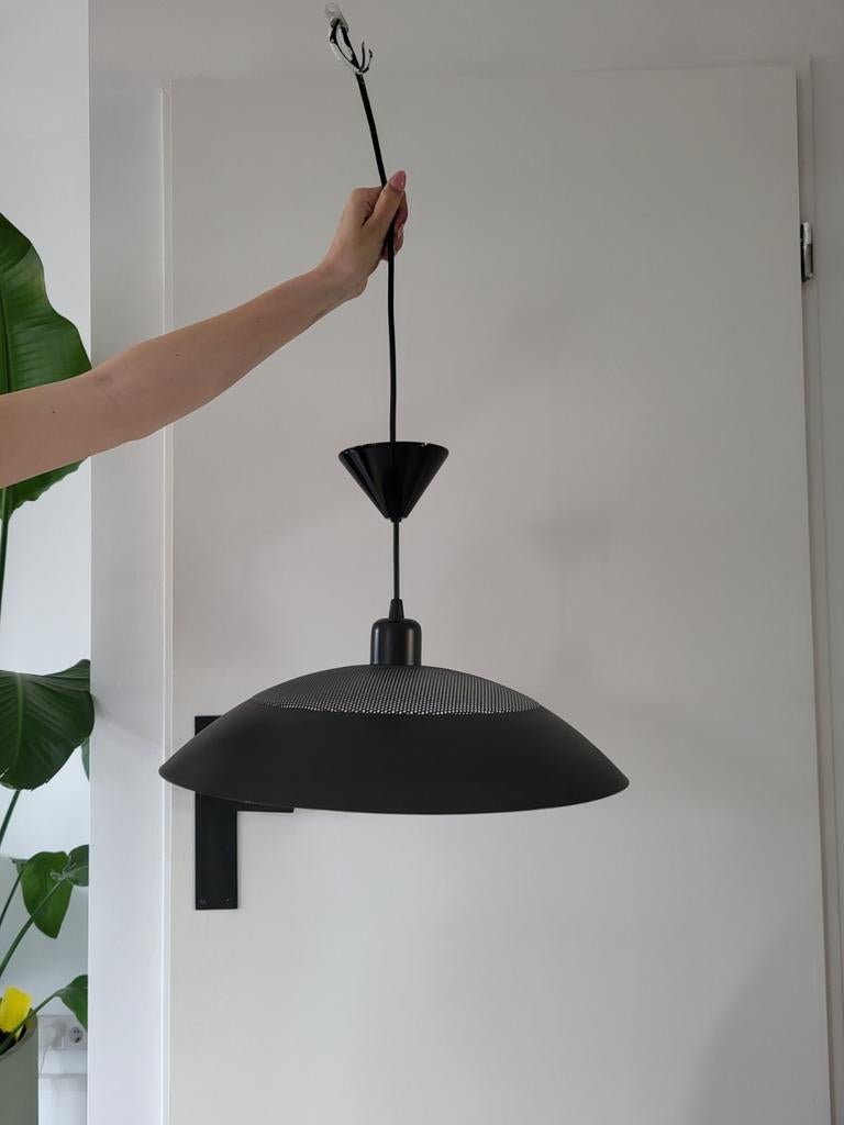 Zwarte hanglamp met geperforeerde kap, Huis en Inrichting, Lampen | Hanglampen, Modern, Industrieel, Ophalen of Verzenden, Zo goed als nieuw