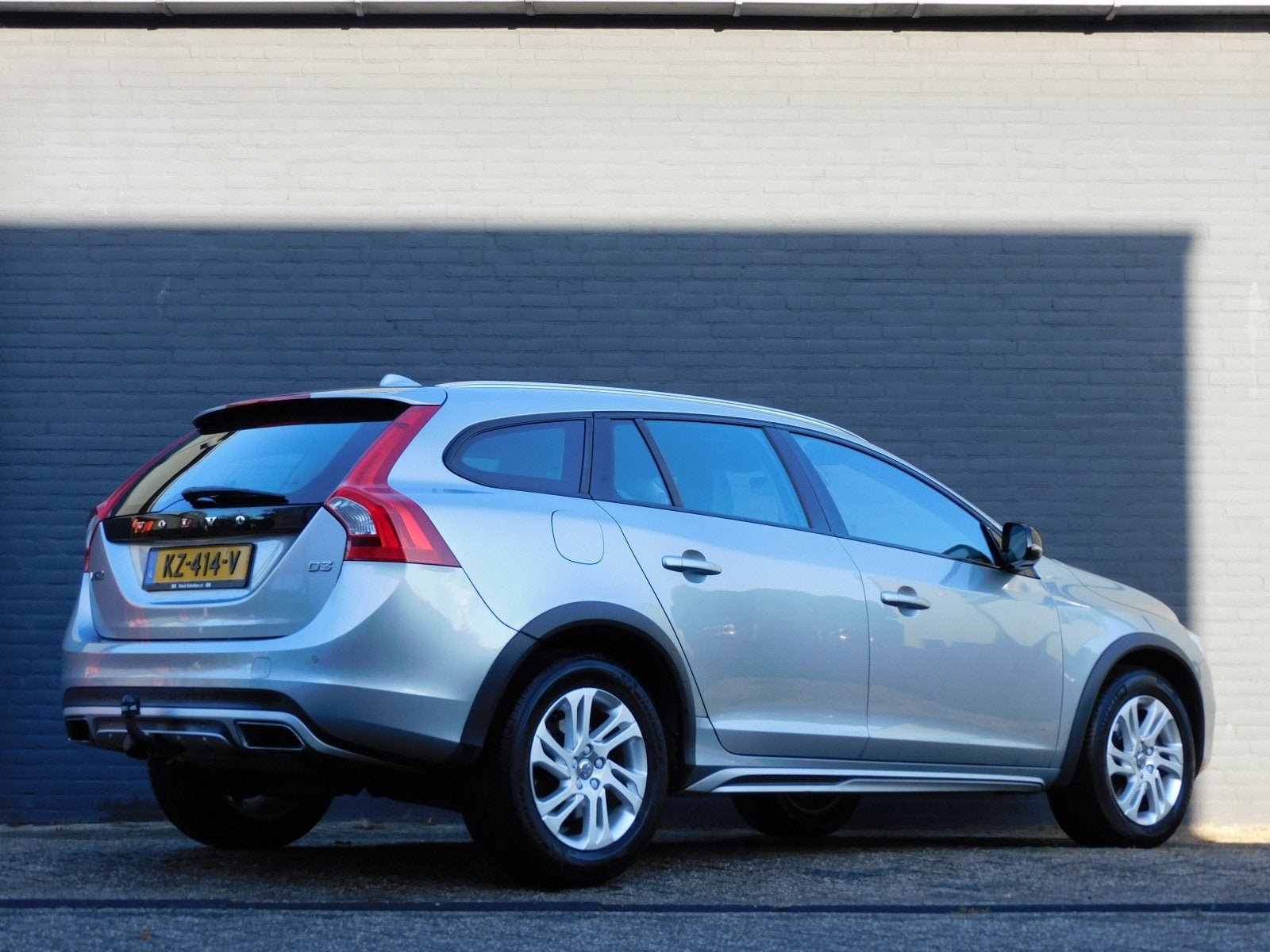 Volvo V60 Cross Country 2.0 D3 Momentum TOPSTAAT! DEALER OND, Auto's, Dealer onderhouden, 4 cilinders, Leder en Stof, Origineel Nederlands