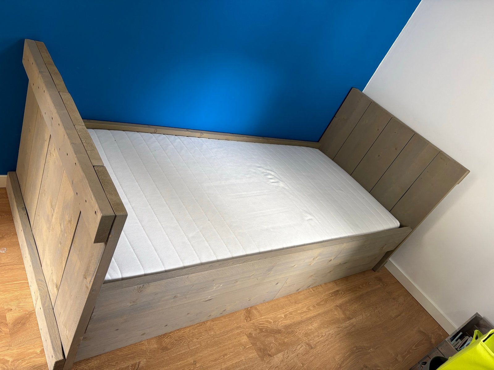 Steigerhouten kinderbed 140x200 met matras, Ophalen, 85 tot 100 cm, Gebruikt, Matras