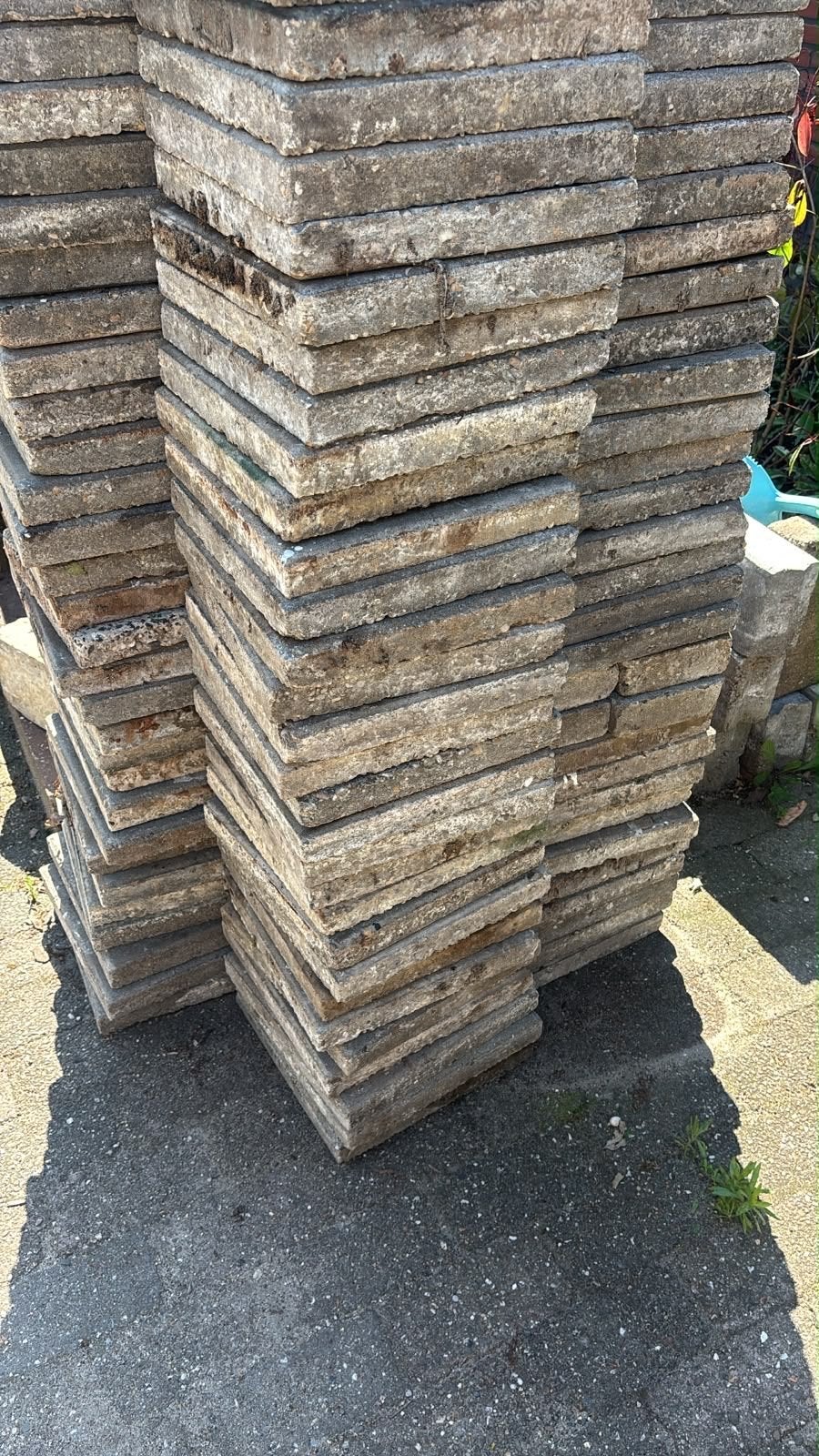 131 gebruikte tegels voor terras of pad, Ophalen, Overige materialen, Gebruikt, 20 tot 40 cm