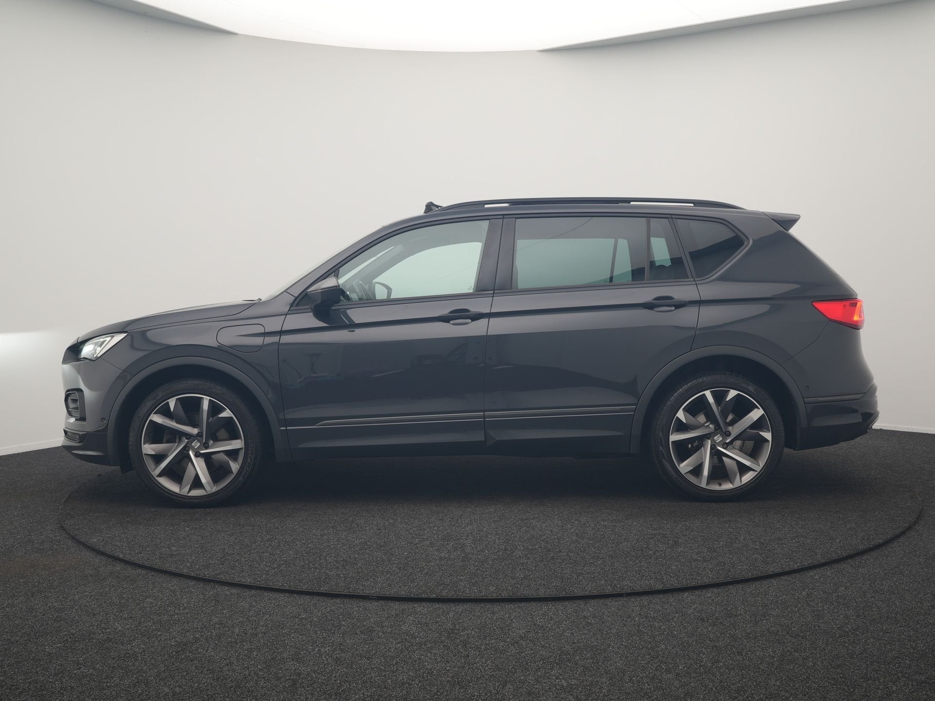 SEAT Tarraco 1.4 TSI e-Hybrid PHEV FR 245pk Dealer O.H | Pan, Auto's, Dealer onderhouden, Zwart, 4 cilinders, Adaptive Cruise Control