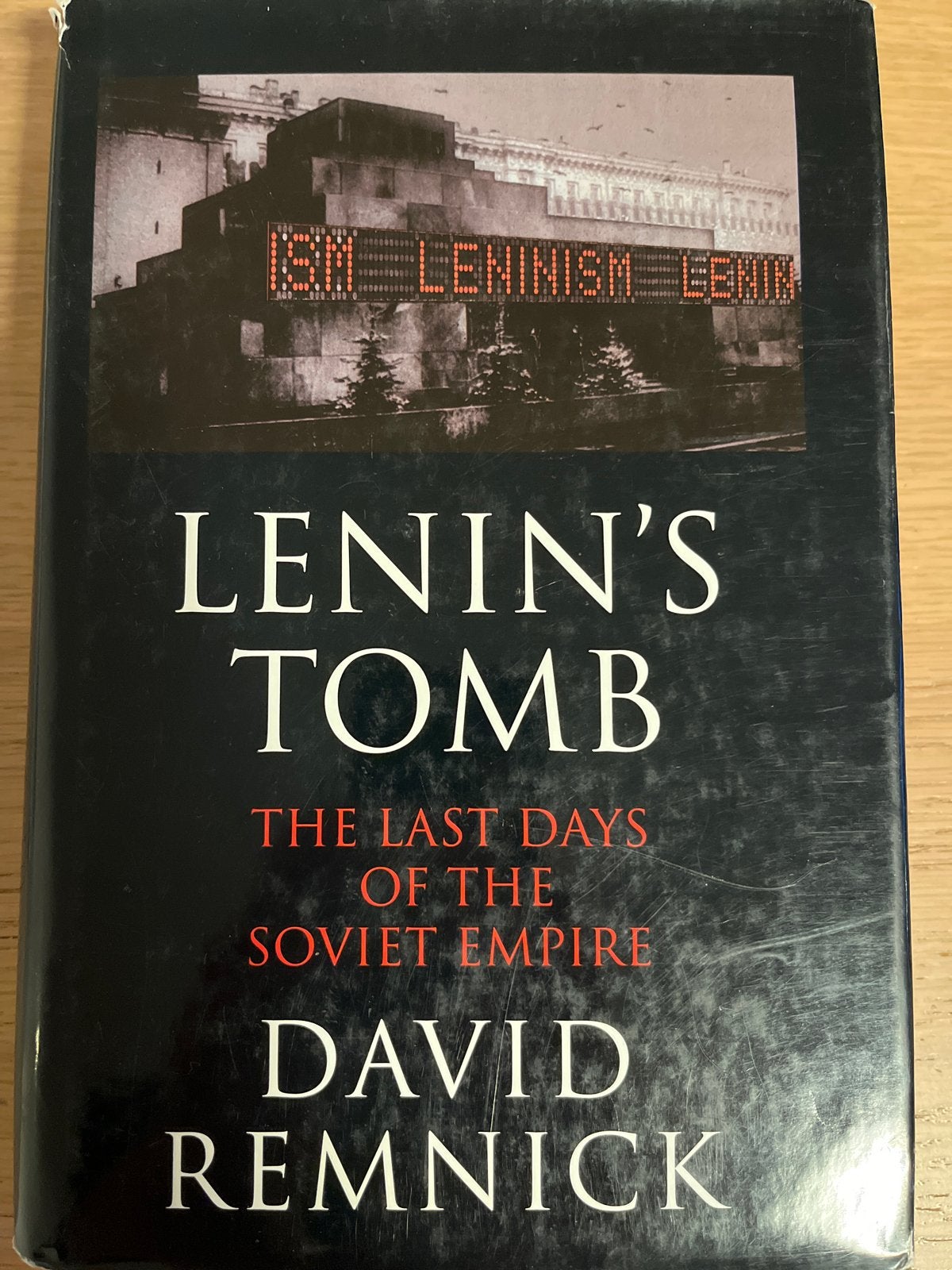 Lenin's Tomb: The Last Days of the Soviet Empire, Boeken, Europa, Ophalen of Verzenden, 20e eeuw of later, Gelezen