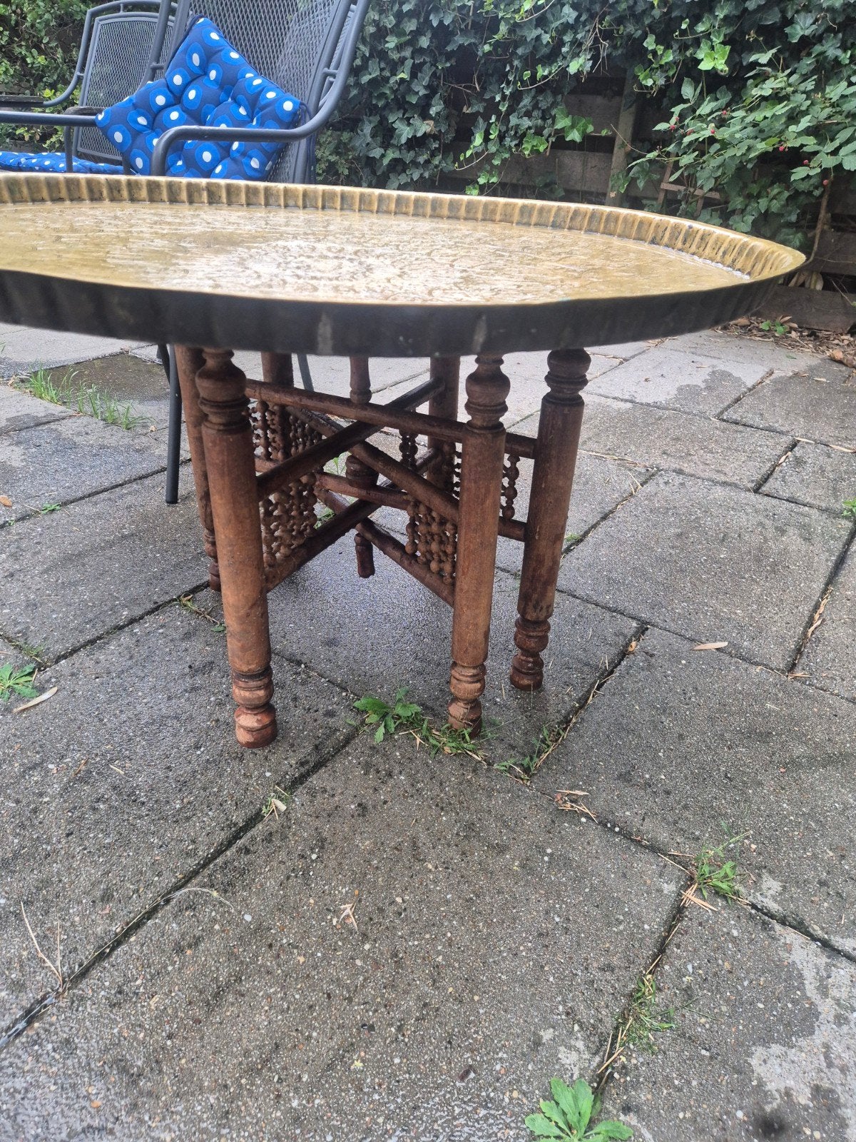 Antieke Oosterse koperen dienbladtafel met houten onderstel, Ophalen of Verzenden