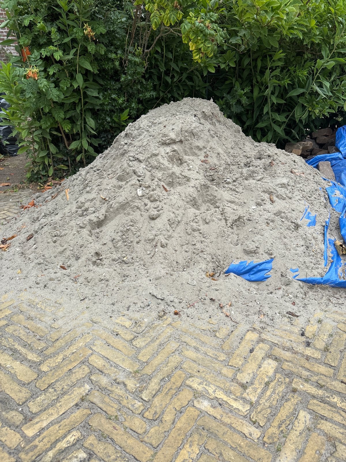 Gratis af te halen: Zand en gebakken rode Waaltjes, Tuin en Terras, Ophalen, Gebruikt, Straatzand