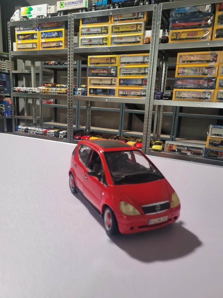 Mercedes a klasse rood, Hobby en Vrije tijd, Modelauto's | 1:18, Maisto, Auto, Burago, Burago