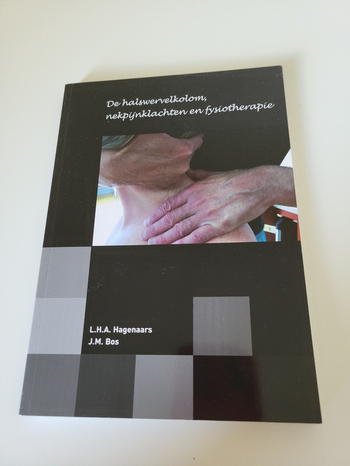 De halswervelkolom, nekpijnklachten en fysiotherapie, Boeken, Studieboeken en Cursussen, Zo goed als nieuw, L.H.A. Hagenaars, J.M. Bos