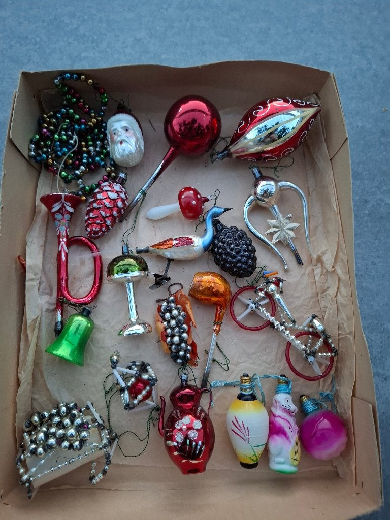 Lot oude kerstversiering, Ophalen