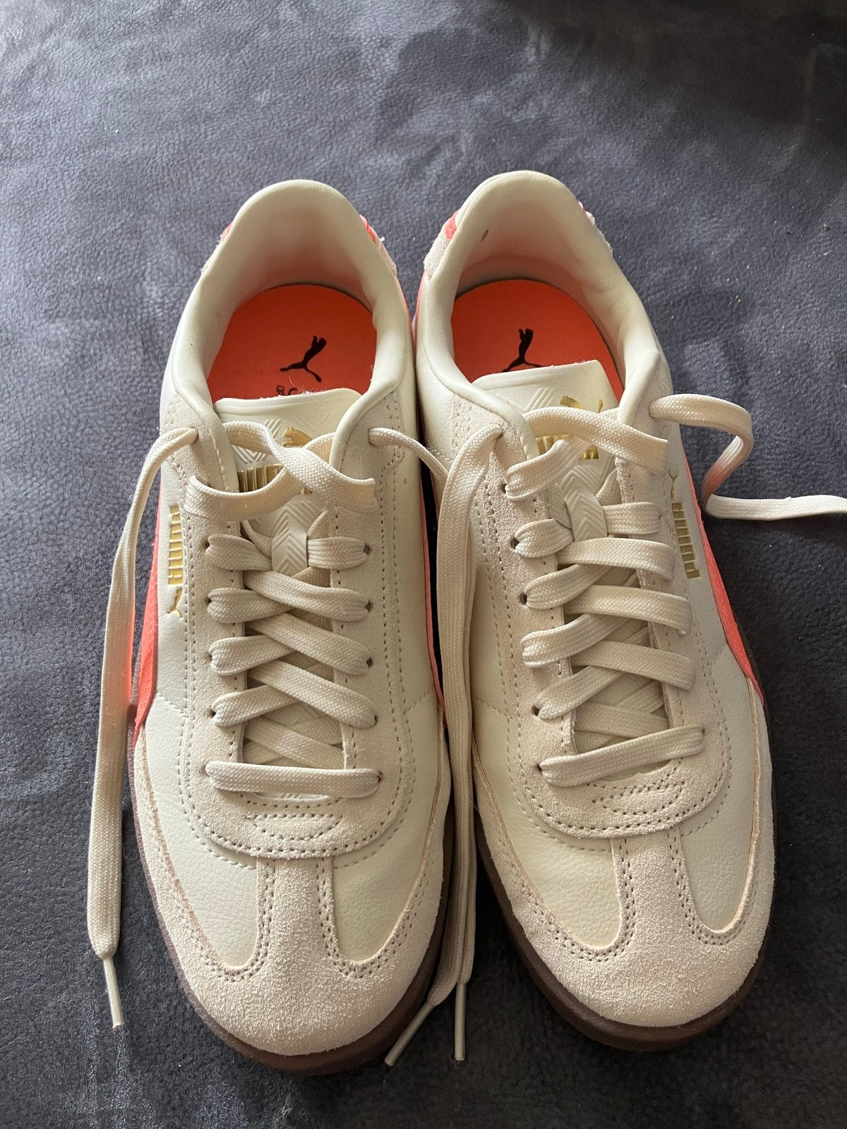 Nieuwe Puma sneakers maat 40 - Crème met koraalrood, Kleding | Dames, Schoenen, Ophalen, Nieuw, Overige kleuren, Sneakers of Gympen