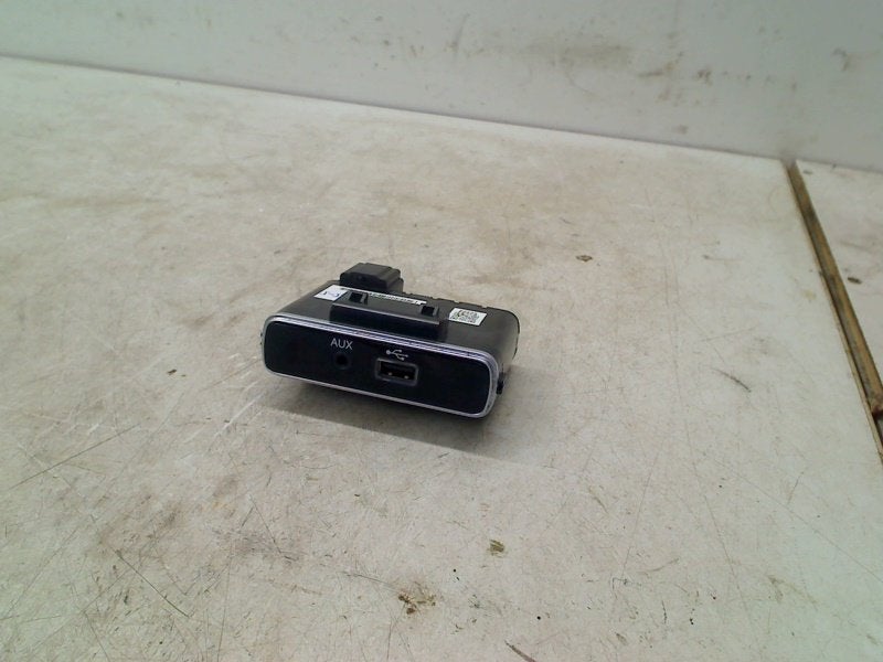 Usb Hub met aux Fiat 500 (312) (2013-12/..) 735628336, FCA Germany GmbH, Gebruikt, IPC D1-09 Bahnhofsplatz, Rüsselsheim am Main 65423, , Duitsland