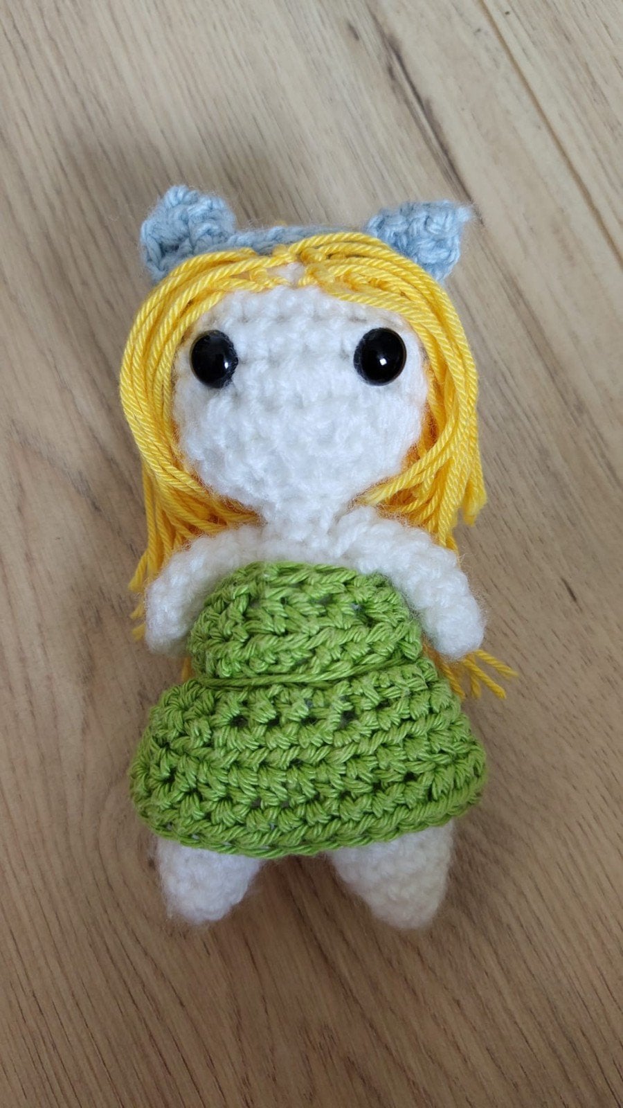 Gehaakte pop met blond haar en groene jurk, Ophalen of Verzenden, Nieuw, Babypop