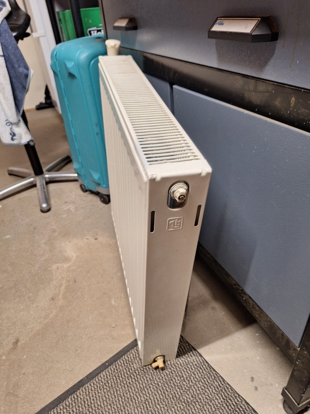 Kleine radiator 60x60 cm compleet, in goede staat, Doe-het-zelf en Verbouw, Verwarming en Radiatoren, Ophalen, 30 tot 80 cm, Radiator