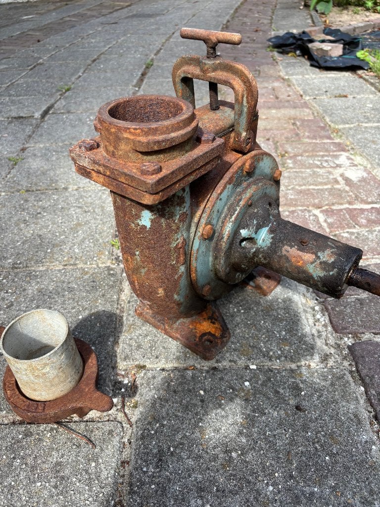 Oude gierpomp van fabrikaat Vlogtman uit Holten, Ophalen