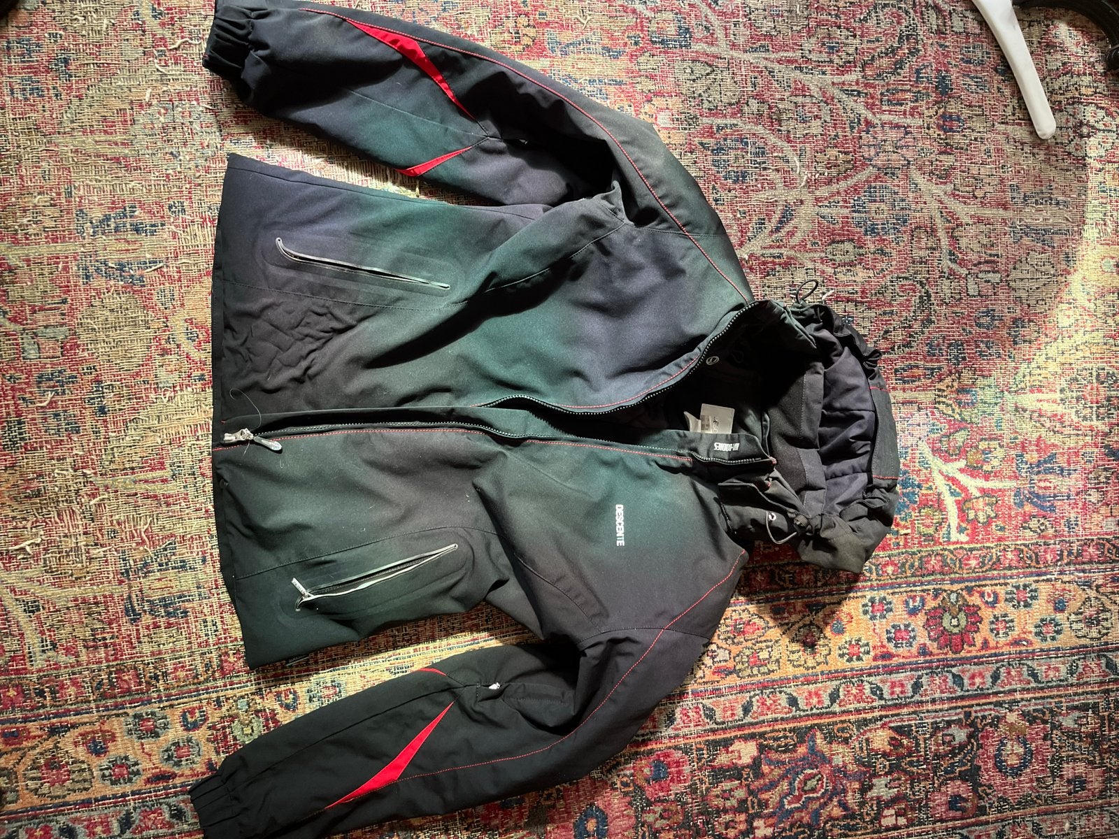 Descente ski-jas zwart met rode accenten, Kleding | Dames, Ophalen of Verzenden, Zo goed als nieuw, Maat 38/40 (M), Jack
