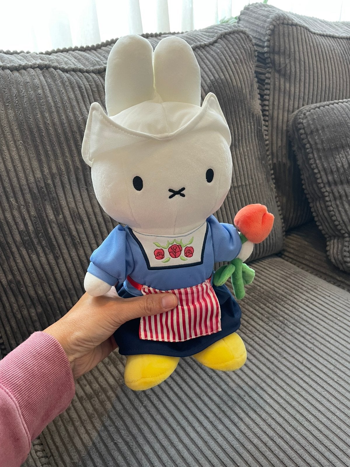 Nijntje Miffy knuffel Hollandse boerin met tulp 34 cm groot, Ophalen of Verzenden, Zo goed als nieuw, Overige typen