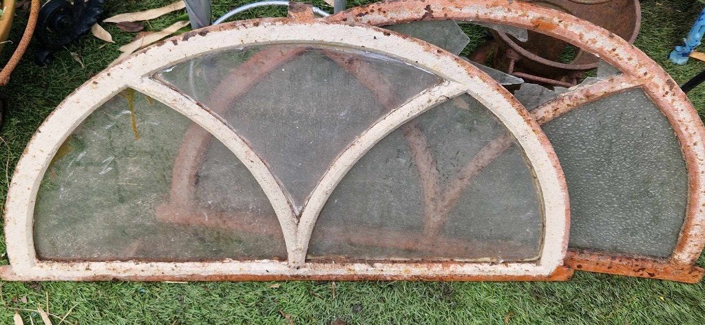 2 doorleefde gietijzeren stalramen (breed 73 cm) (brocante), Doe-het-zelf en Verbouw, Glas en Ramen, Gevelraam of Ruit, Gebruikt