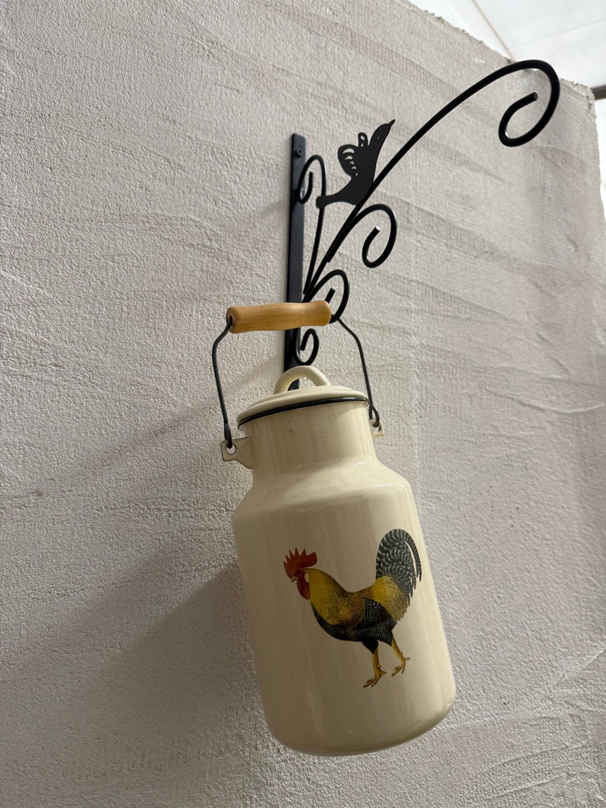 Decoratieve melkbus met haan op smeedijzeren beugel, Ophalen of Verzenden