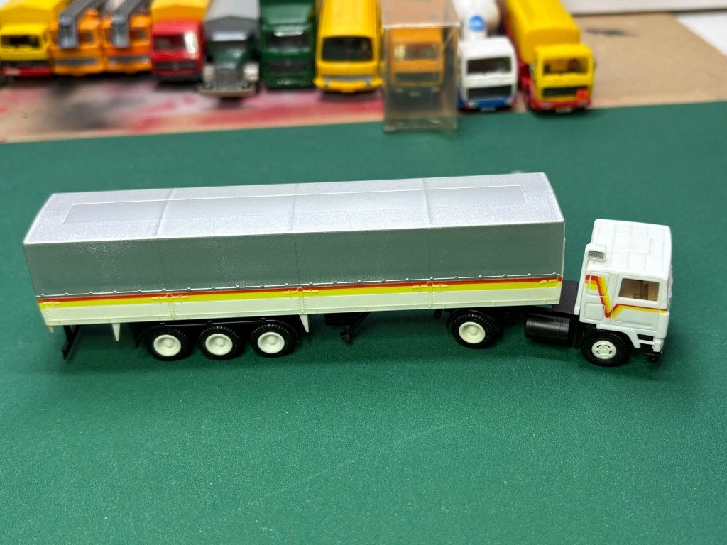 Herpa Volvo trekker met zeilen oplegger IMG6983/4/5, Ophalen of Verzenden, Gebruikt, Bus of Vrachtwagen, Herpa