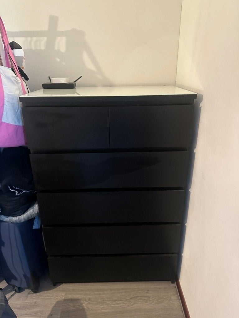 MALM zwarte ladekast met witte glasplaat, Ophalen, 5 laden of meer, 100 tot 150 cm, 50 tot 100 cm